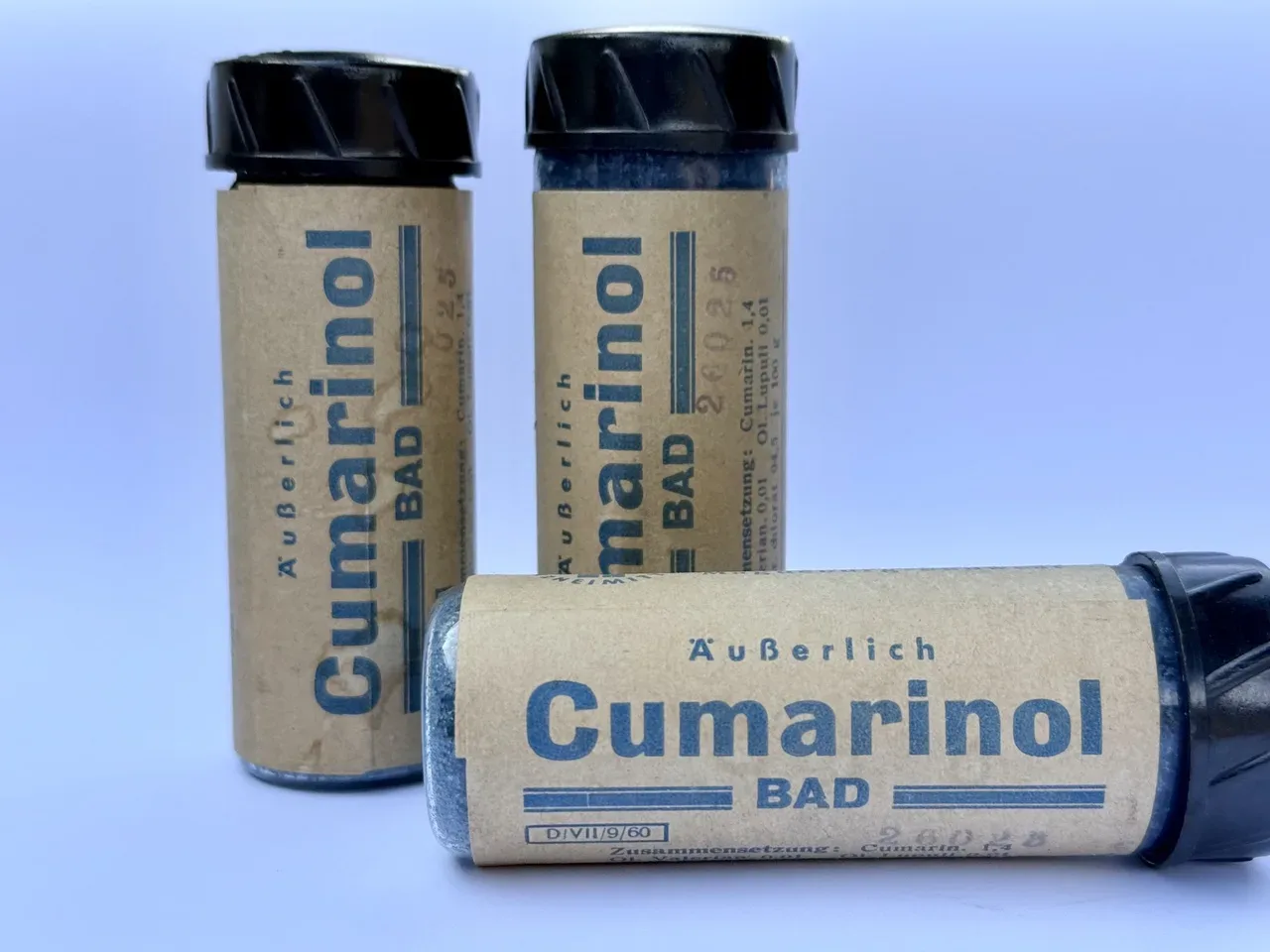 Drei erhaltene Röhrchen „Cumarinol Bad“ mit der Vorderseite des Etiketts, Badezusatz der Firma Carl Hoernecke aus Magdeburg