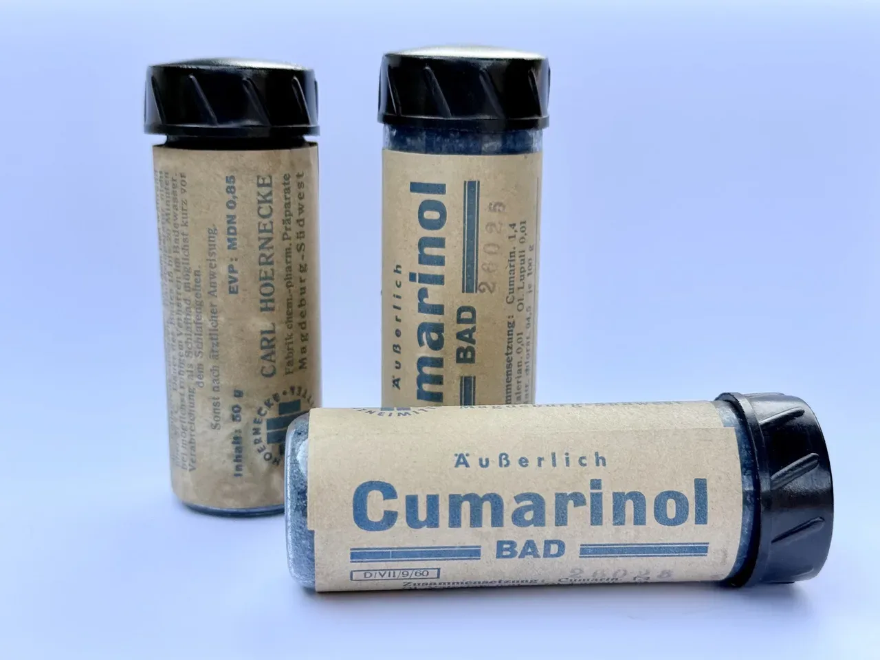 Rückseite eines Röhrchens „Cumarinol Bad“ mit lesbarem Anwendungshinweis und der Herstellerangabe Carl Hoernecke, Fabrik chemisch-pharmazeutischer Präparate, Magdeburg-Südwest, Inhalt 50 g