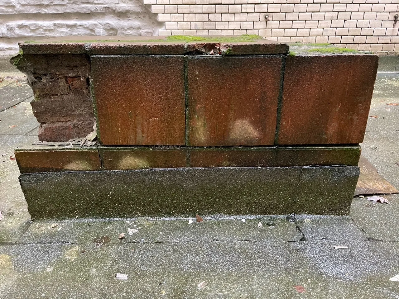 Detailaufnahme des leeren Sandstein-Sockels im Innenhof des Stadtbades Lichtenberg, auf dem die Bronzefigur „Ruhendes Mädchen“ von Karl Trumpf bis zum Diebstahl 2011 stand