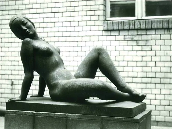 Karl Trumpf – Ruhendes Mädchen, Skulptur im Stadtbad Lichtenberg