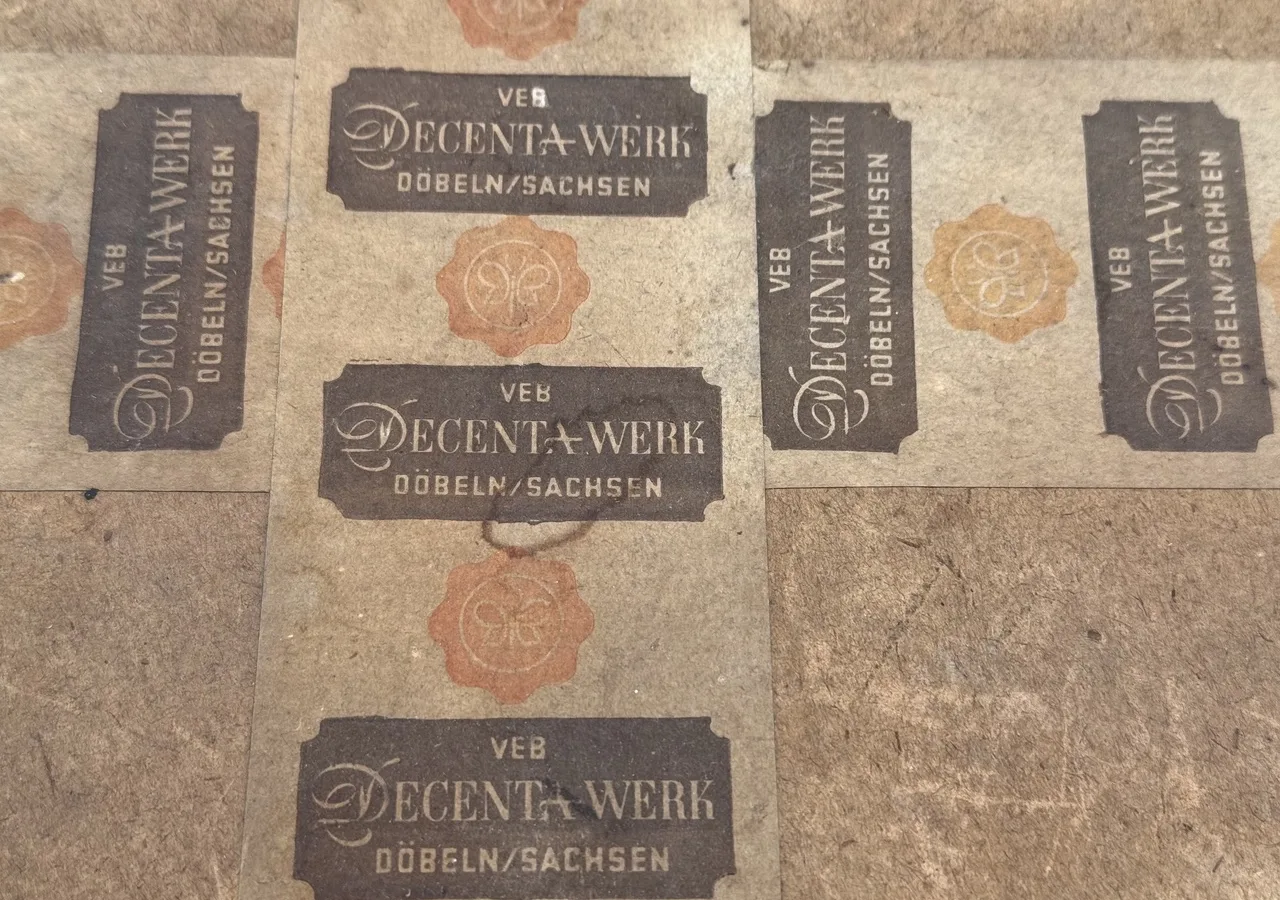 Aufgefalteter Karton mit gedruckten Etiketten „VEB Decenta-Werk Döbeln/Sachsen“, Verpackung der Millimeterseife von 1954 aus dem Stadtbad Lichtenberg