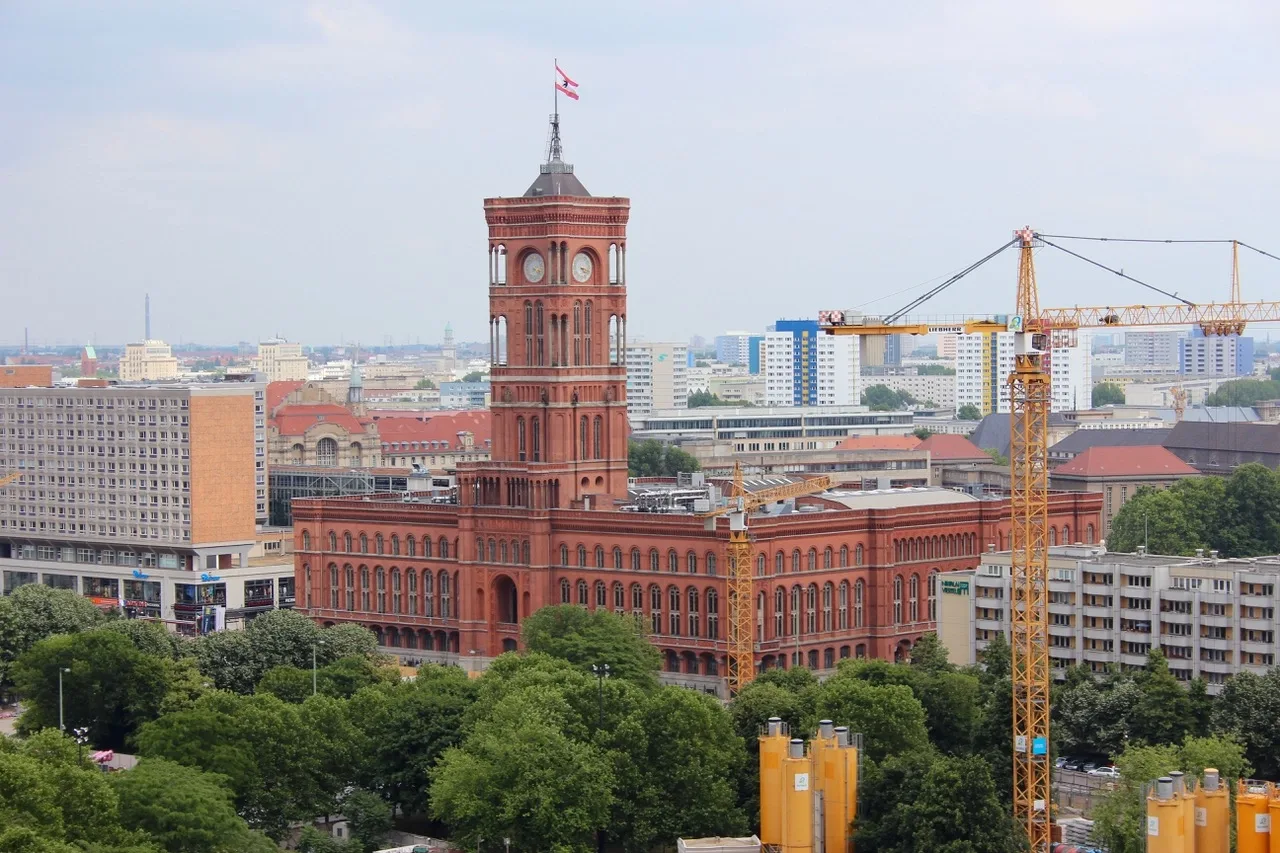 Das Rote Rathaus in Berlin, Sitz des Regierenden Bürgermeisters und des Senats von Berlin