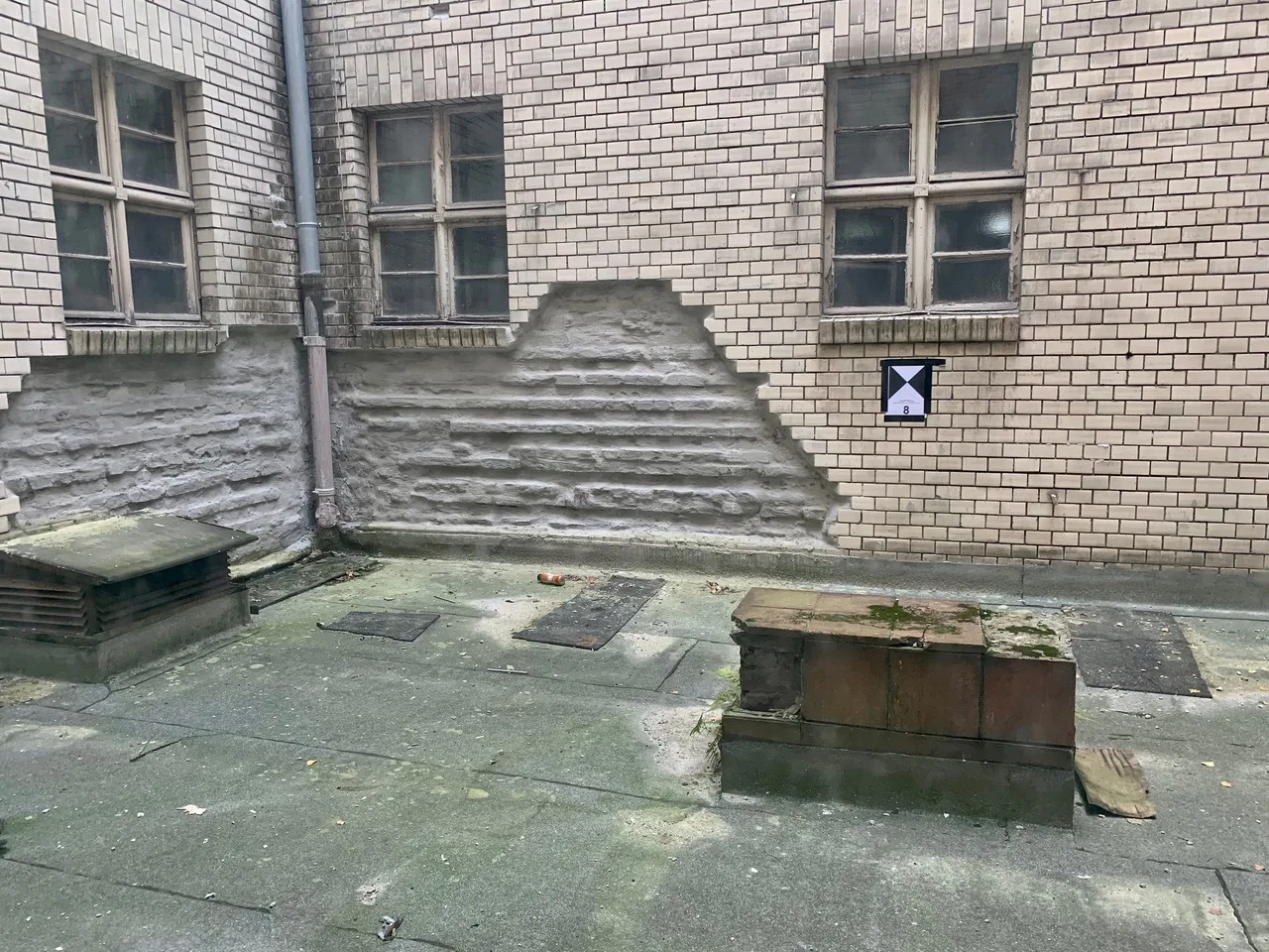 Innenhof des Stadtbades Lichtenberg mit Treppe und dem leeren Sockel — Ort, an dem die Bronzefigur „Ruhendes Mädchen“ bis Juni 2011 stand