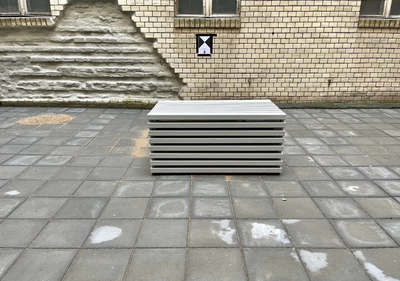 Innenhof des Stadtbades Lichtenberg mit dem leeren Sandstein-Sockel, auf dem die gestohlene Bronzefigur „Ruhendes Mädchen“ von Karl Trumpf bis 2011 stand