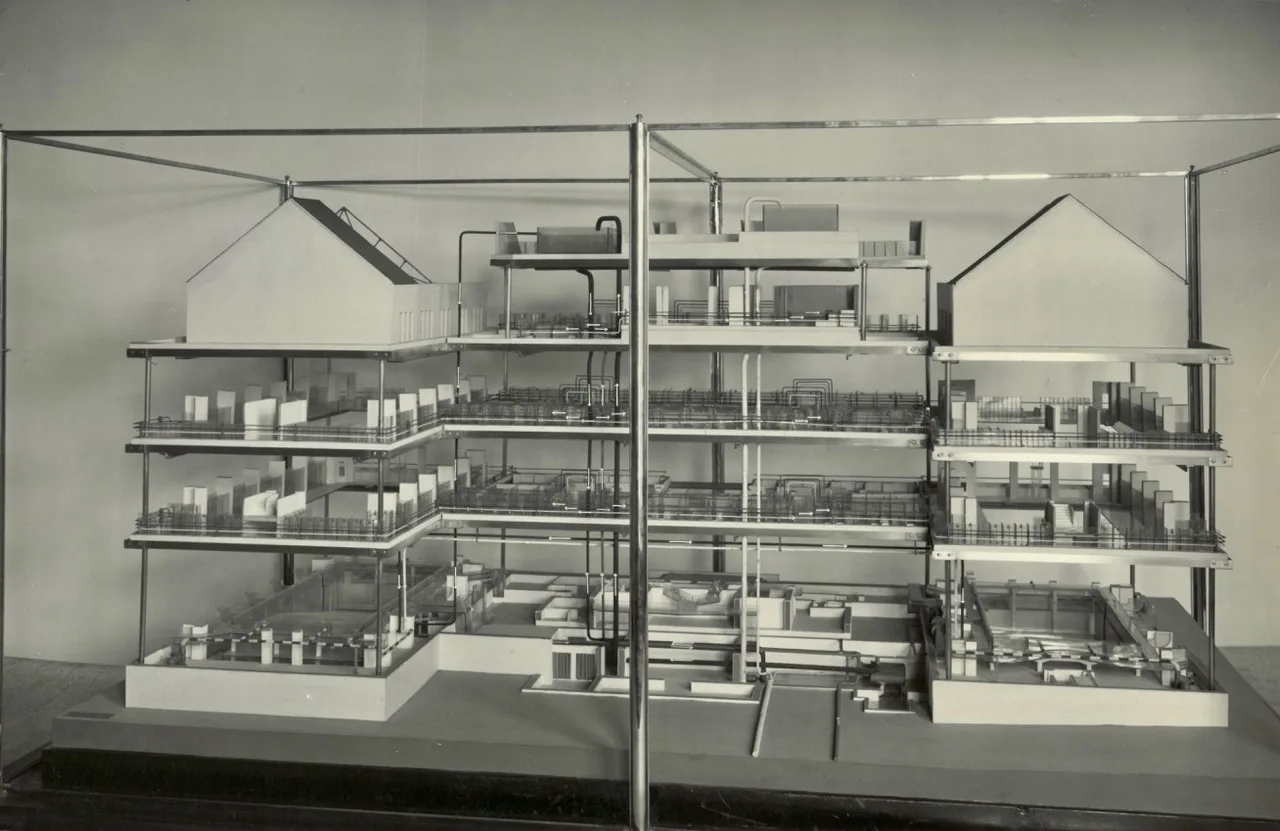 Historisches Schnittmodell des Stadtbades Lichtenberg in einer Glasvitrine: Die Geschosse sind aufgeschnitten und zeigen Rohrleitungen, Schwimmhallen und die technische Versorgung, Aufnahme von Fritz Bettge um 1929