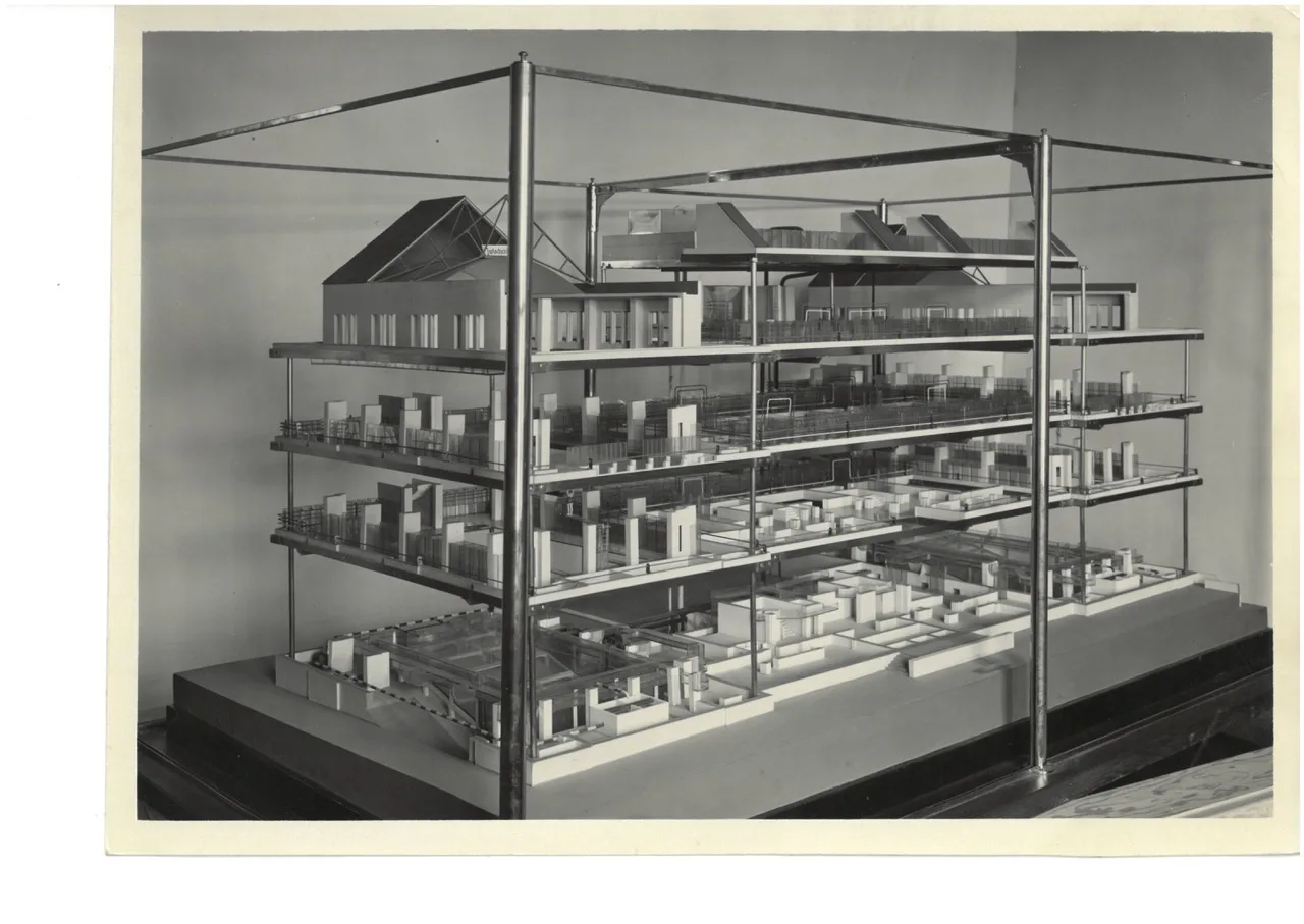 Schnittmodell des Stadtbades Lichtenberg in Schrägansicht: In einer Glasvitrine sind vier aufgeschnittene Geschosse mit Schwimmhallen, Rohrleitungen und Kellertechnik zu sehen, historische Aufnahme von Fritz Bettge