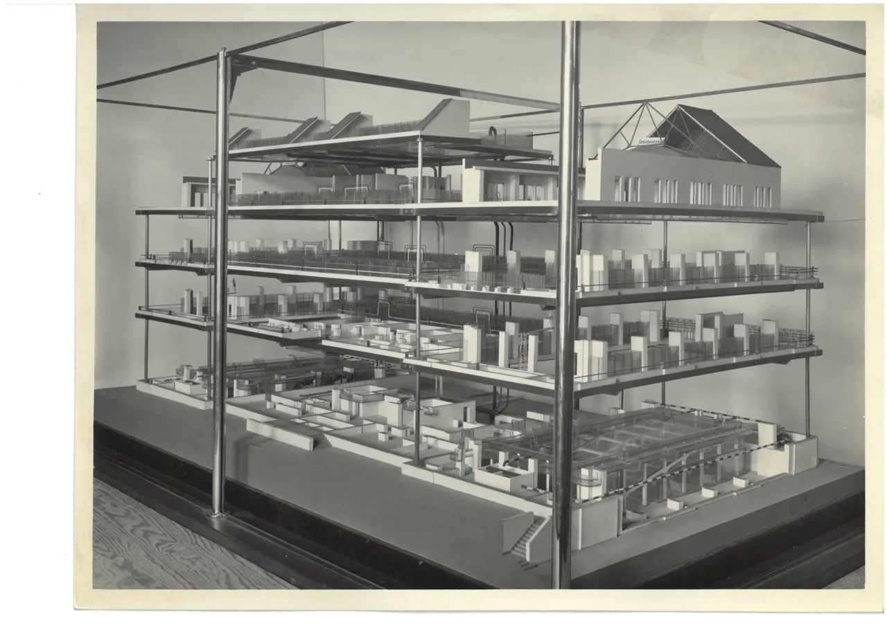 Perspektivische Ansicht des Schnittmodells vom Stadtbad Lichtenberg auf einem Sockel: Zu erkennen sind die aufgeschnittenen Schwimmhallen, Umkleiden und die Kellertechnik mit Rohrleitungen, historische Aufnahme von Fritz Bettge