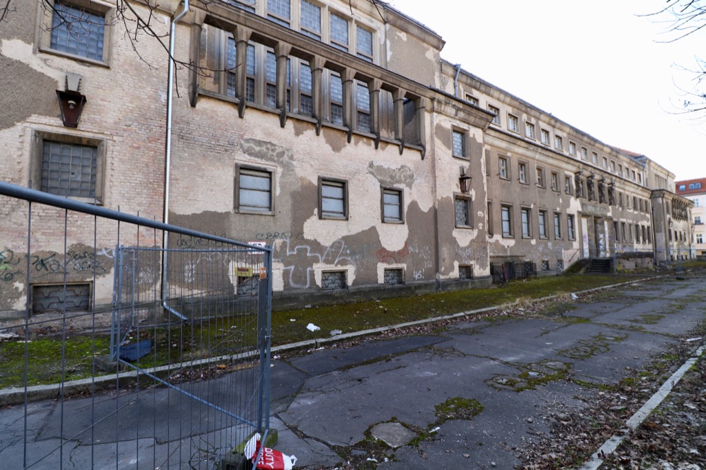 Vorderansicht des Stadtbades, alle Umrandungen der Fenster, alle Gesimse, die Springerfiguren von Ludwig Isenbeck  wurden aus Sichtbeton gefertigt und als Bauelemente eingebaut