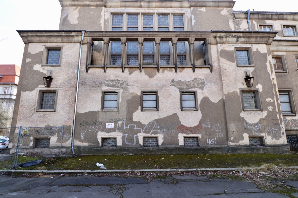 Frauenschwimmhalle Große-Fenster-Seite