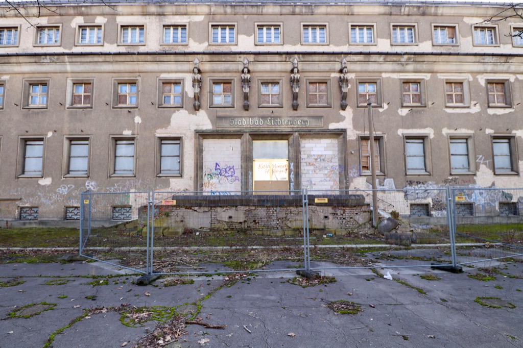 Haupteingang zum Stadtbad Lichtenberg mit Freitreppe ohne Beleuchtungselemente und Handlauf (sind aber noch vorhanden und eingelagert)