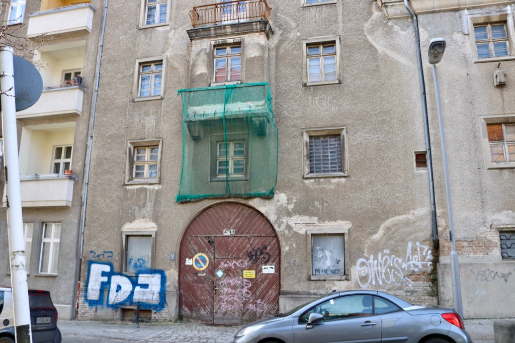 Wirtschafteingang und Zugang zu den Beamtenwohnungen