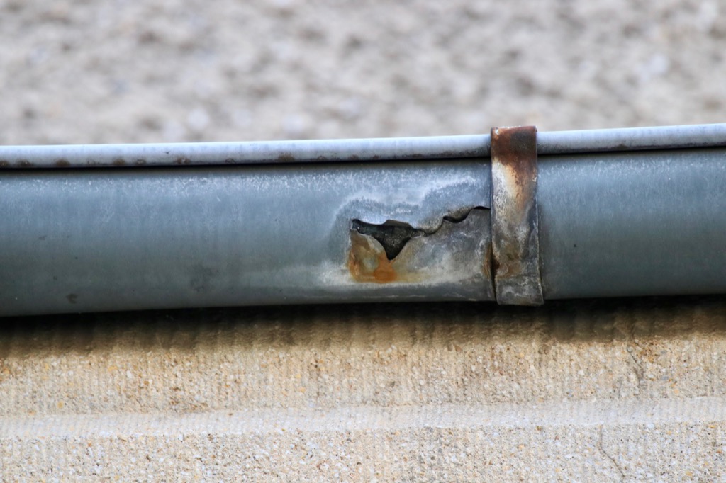 An vielen Stellen sind in den Dachrinnen solche Defekte zu sehen