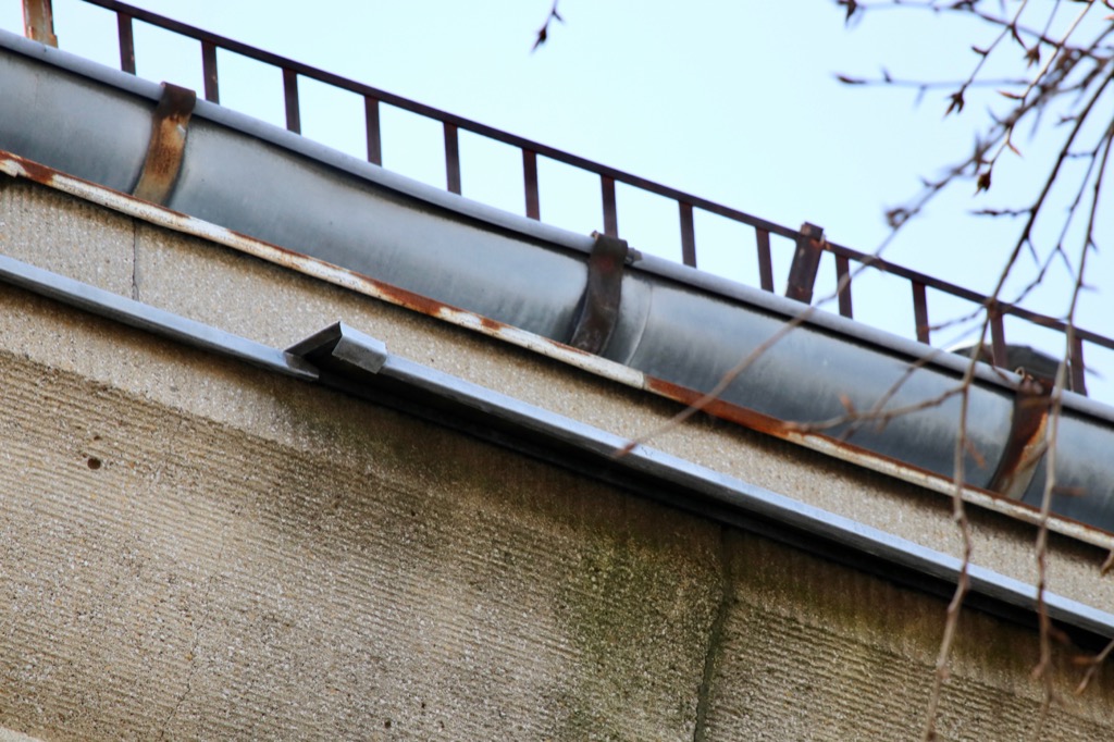 Defeckte Abdeckungen, Rinneneinhangbleche und Dachrinnen sowie verrostete Rinnenhalter und Schneegitter