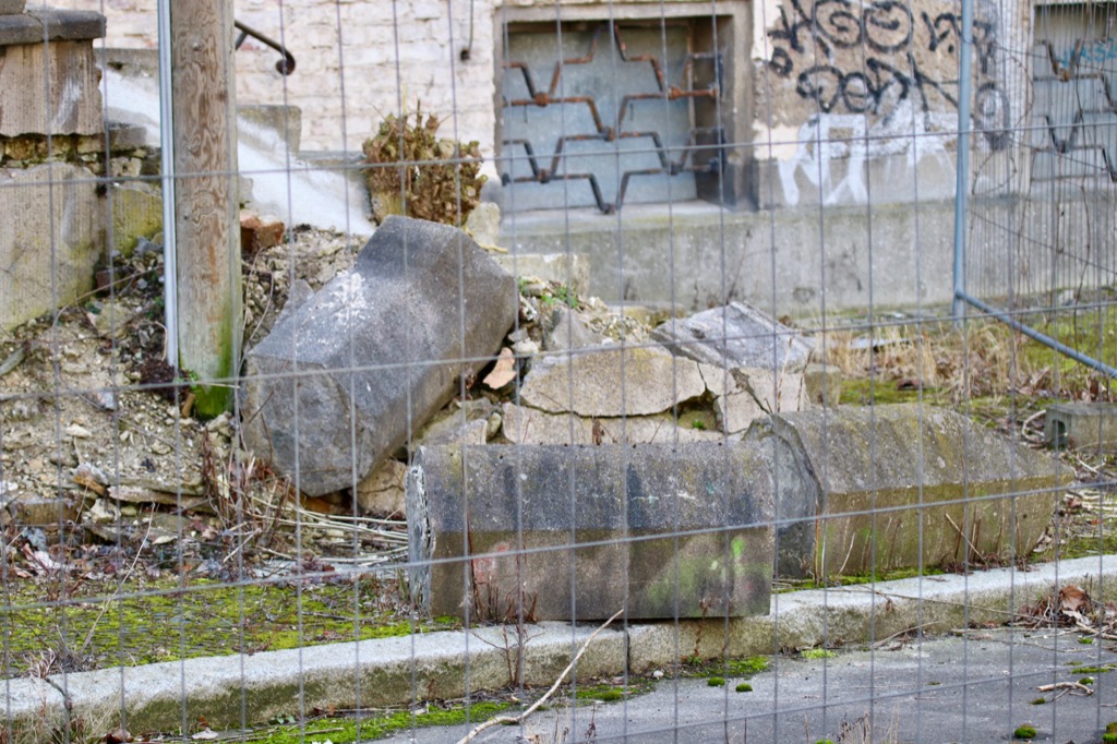 Durch Vandalismuß zerstörte Treppenabdeckung